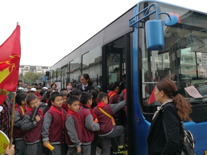 公交海州公司圆满完成苍梧小学定制班线任务