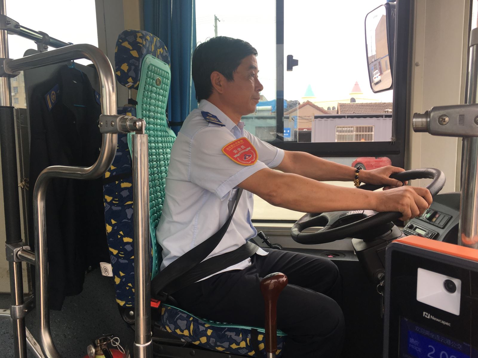 公交集团公交事业一部4路驾驶员贺长洋拾金不昧受表扬