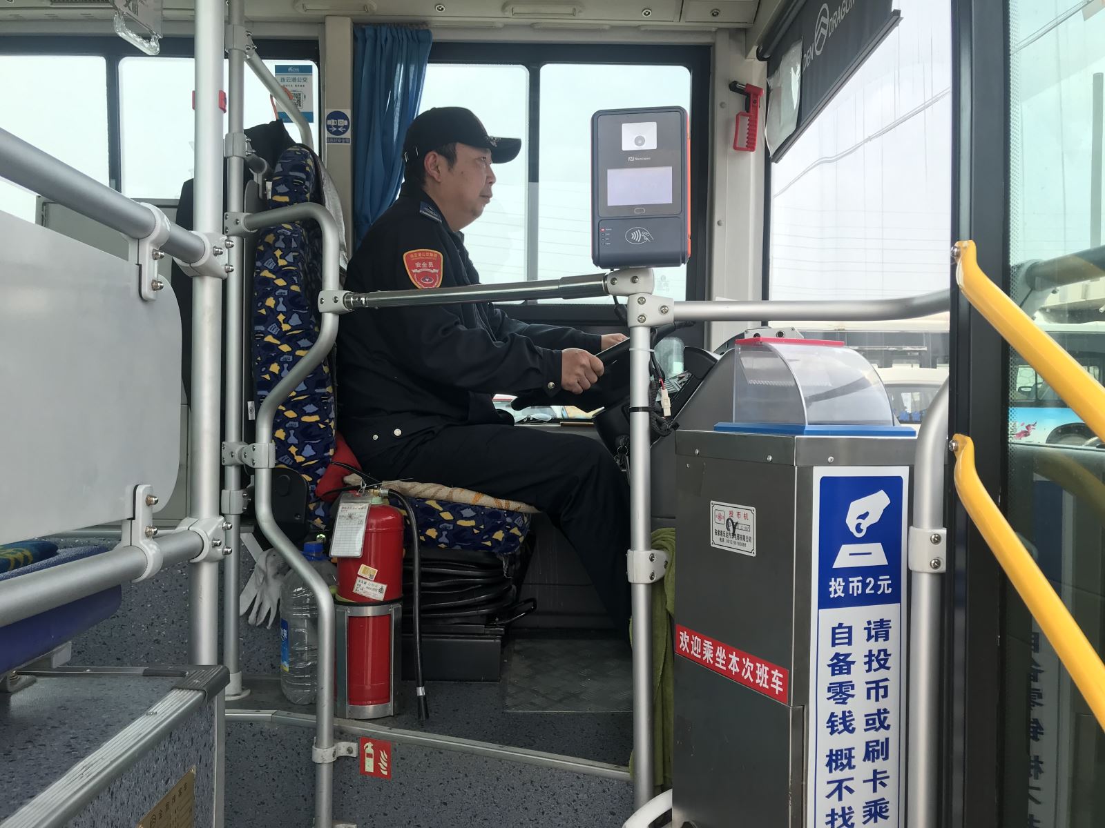 公交集团公交事业一部驾驶员刘成送还乘客双肩包受表扬