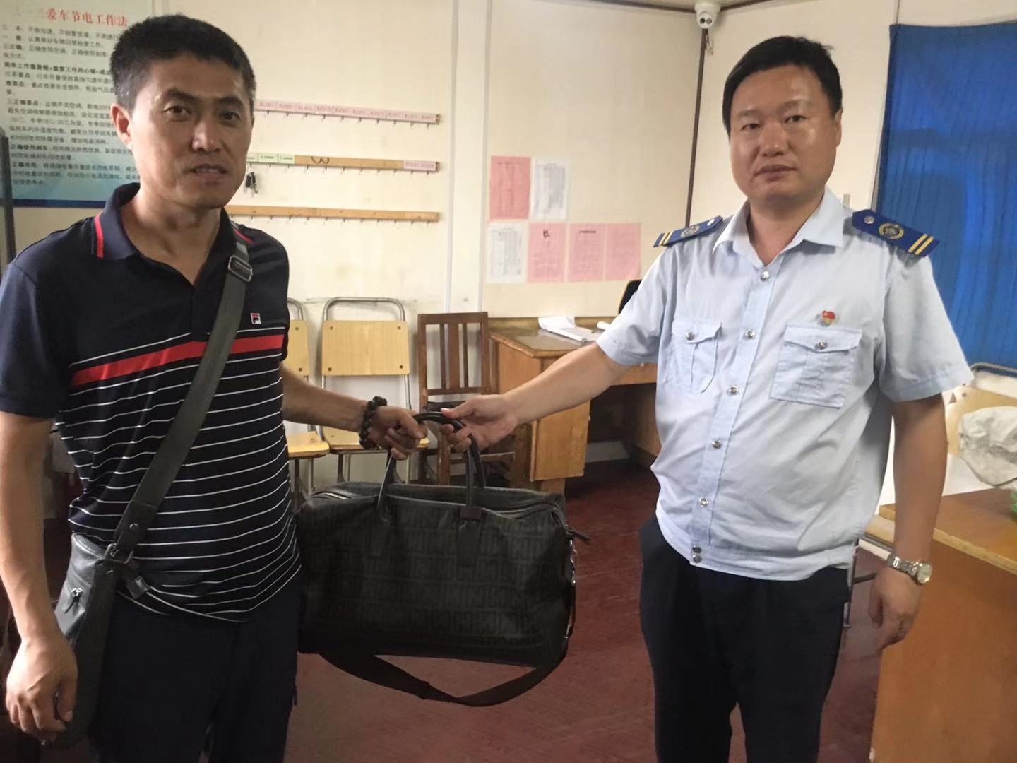公交集团经营发展事业部机场线驾驶员沈燕东拾金不昧受表扬