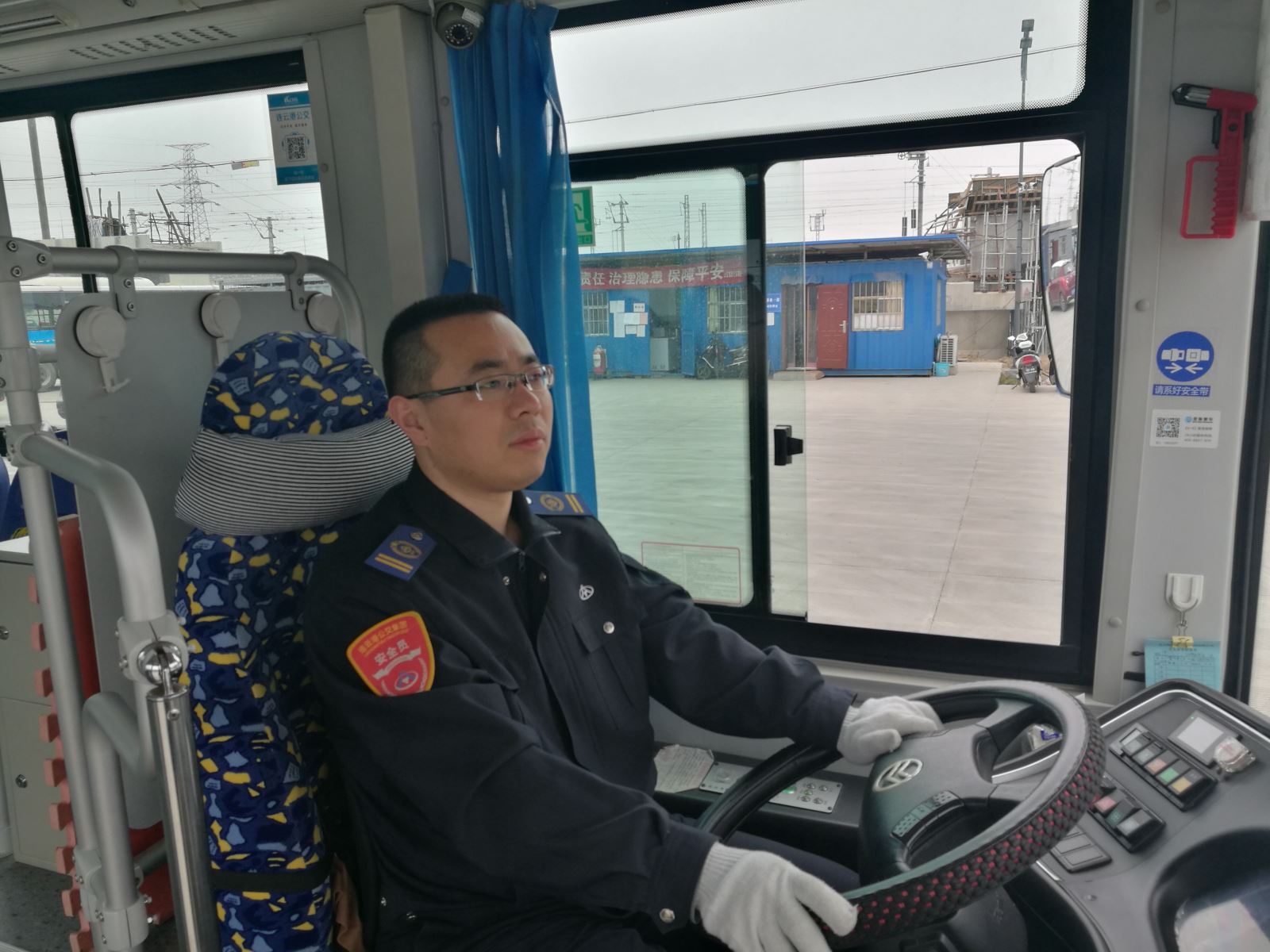 公交集团公交事业一部驾驶员曹旭送还乘客手提包受称赞