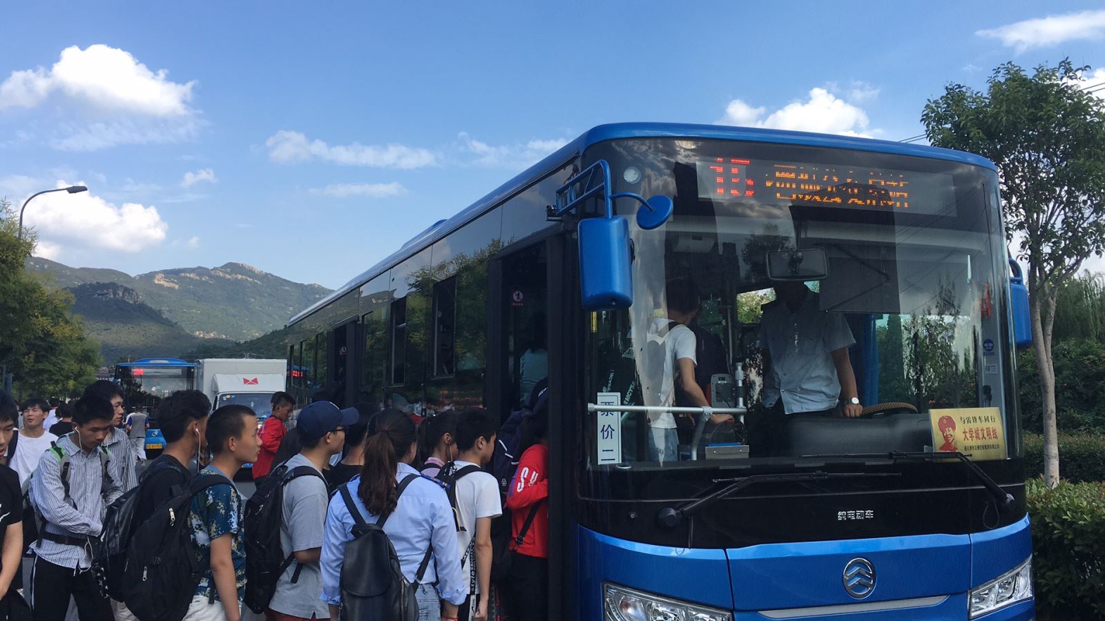 公交集团海通公交公司做好“中秋节”大学城客流疏导工作
