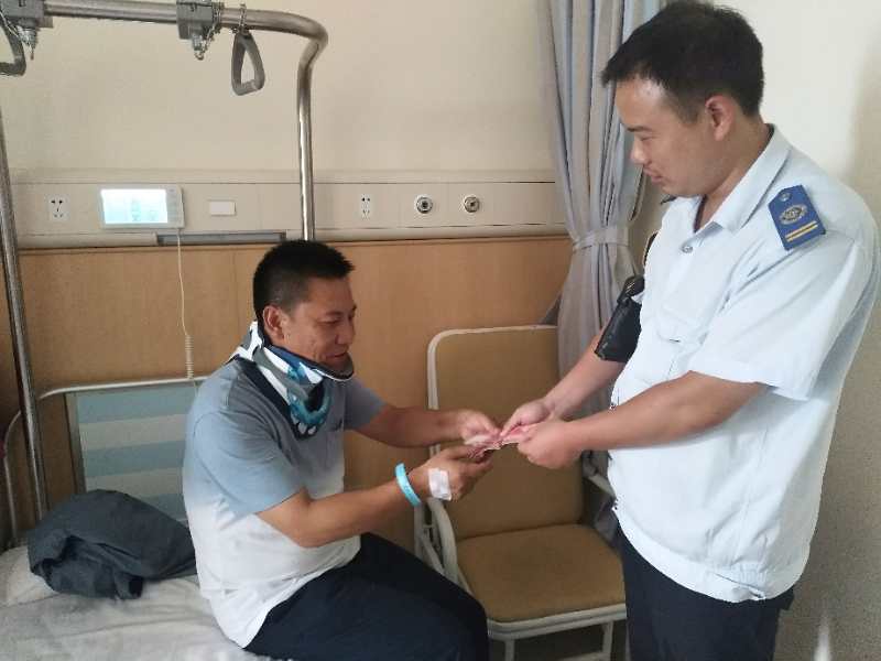 公交集团海通公交公司慰问生病职工  关怀温暖人心