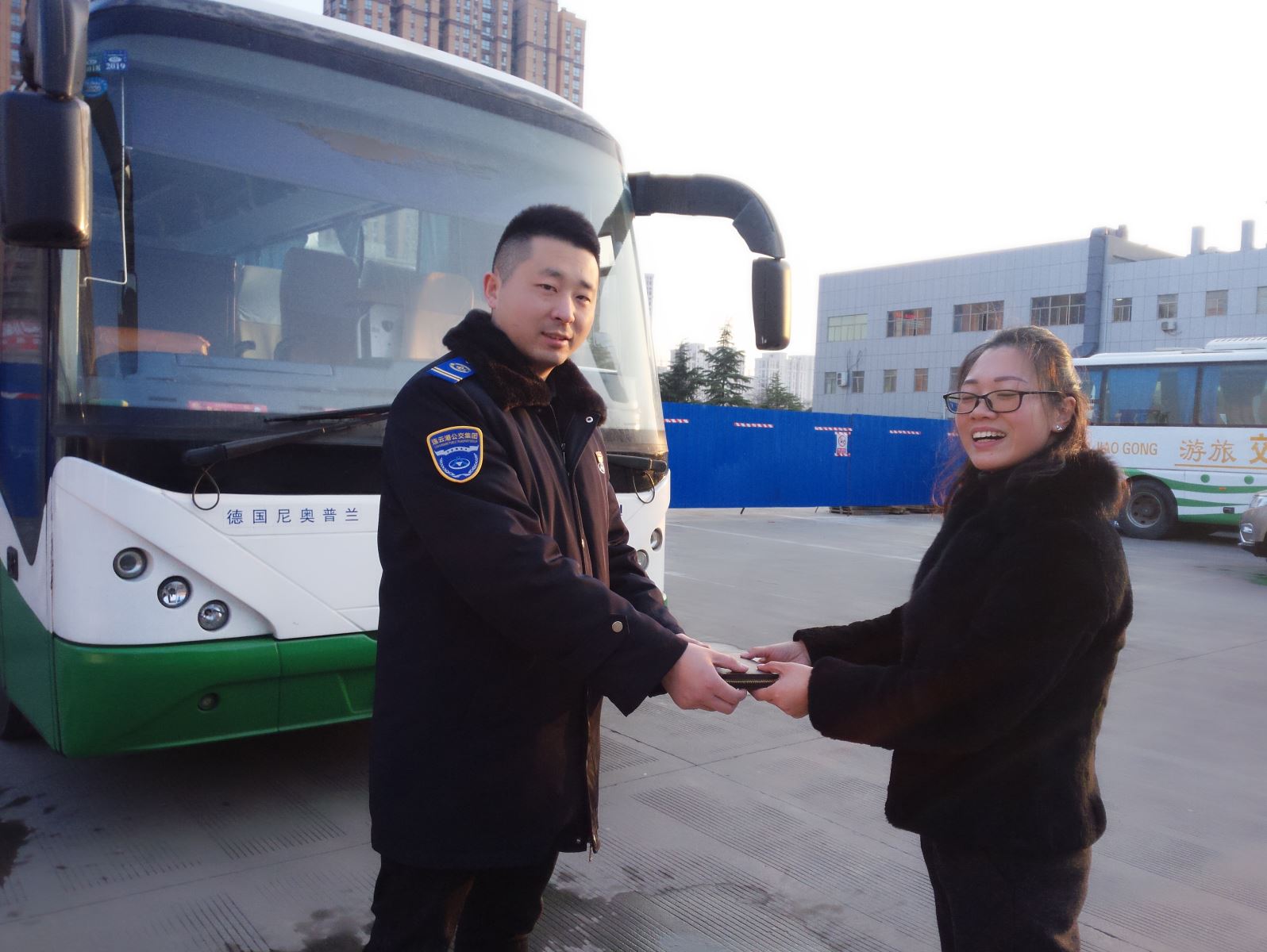 公交集团经营发展事业部驾驶员孙建助人为乐受表扬