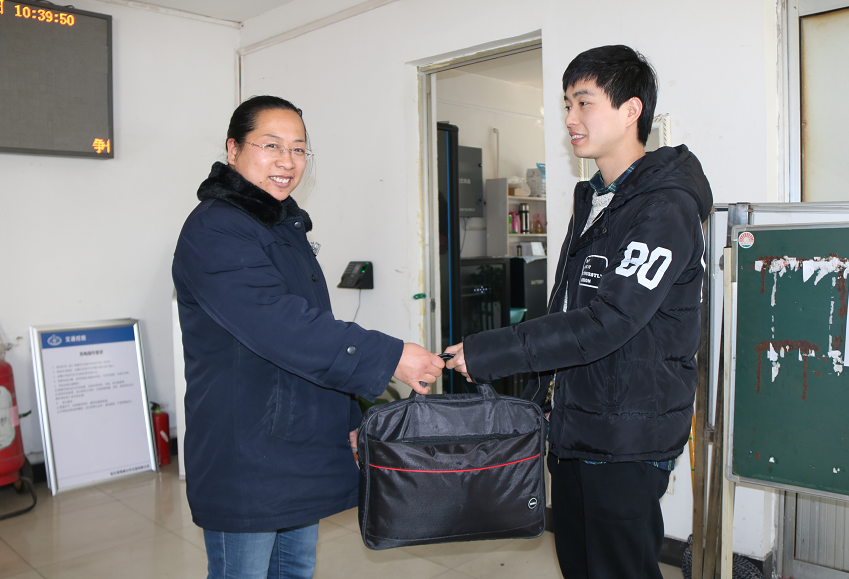 公交BRT驾驶员朱从兵拾到笔记本电脑归还失主