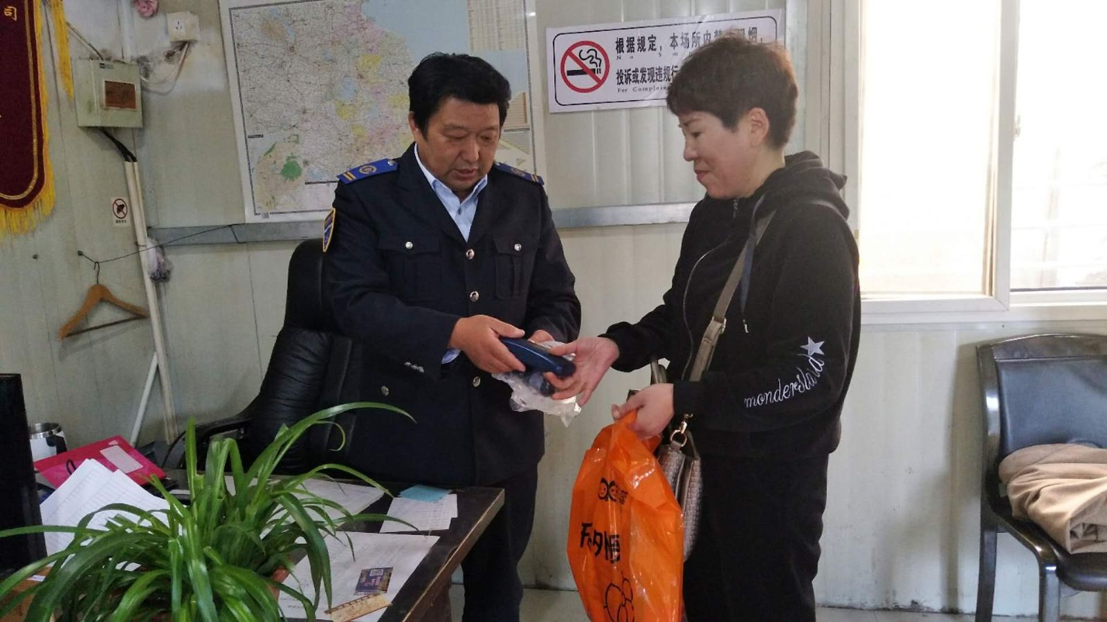 公交集团3路驾驶员及时归还乘客提包受表扬