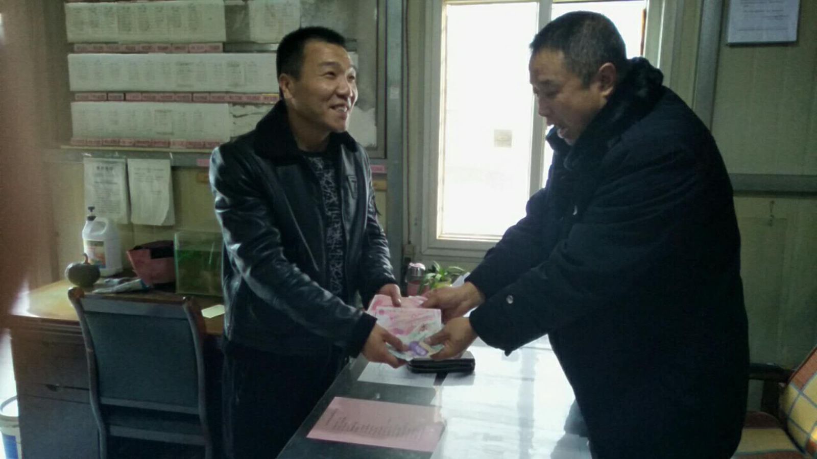 公交集团3路驾驶员梁铜拾金不昧受表扬