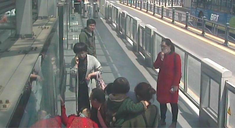 公交集团快速公交公司站务员爱心接力站台抢救女乘客