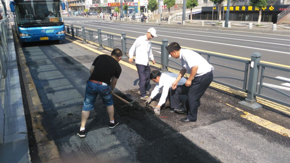 公交BRT东区车队高温天气修复破损路面