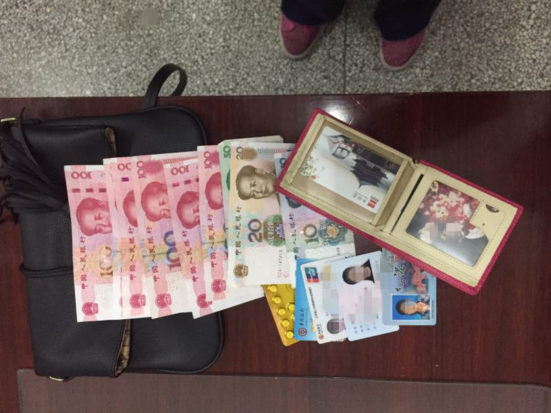 公交集团海通公交高尚8路驾驶员刘译泽拾金不昧受表扬