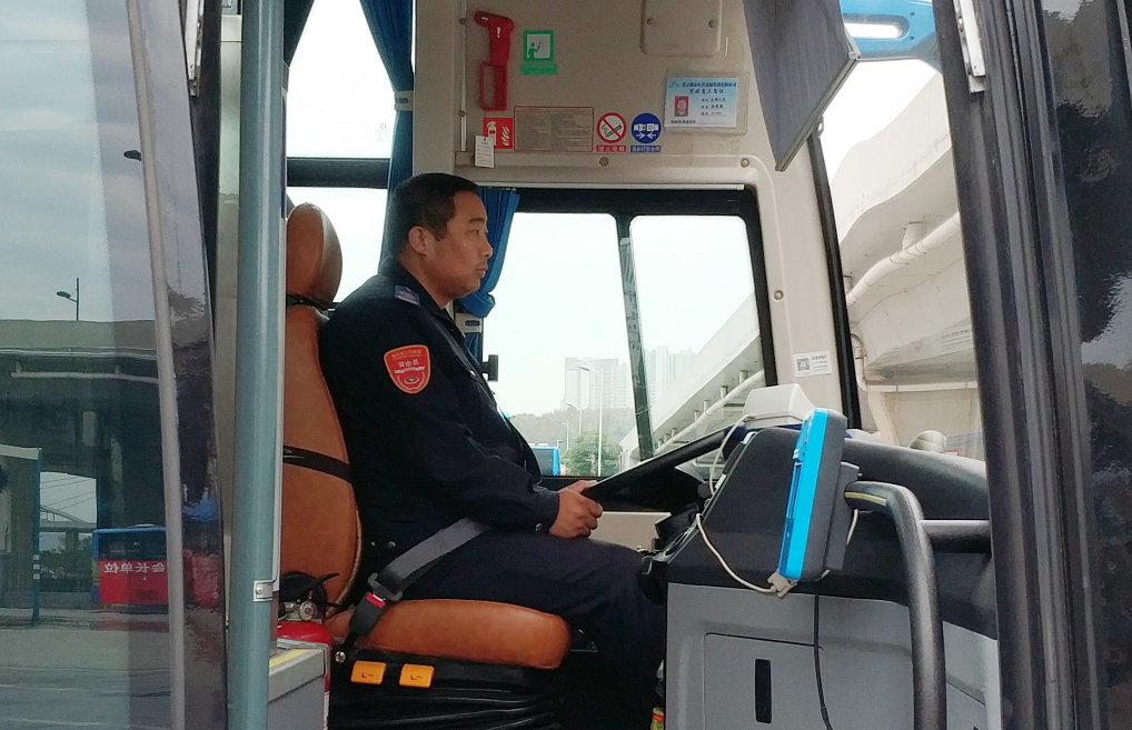 公交集团东部公司601路驾驶员孙成强及时归还乘客丢失的电子阅读器受表扬