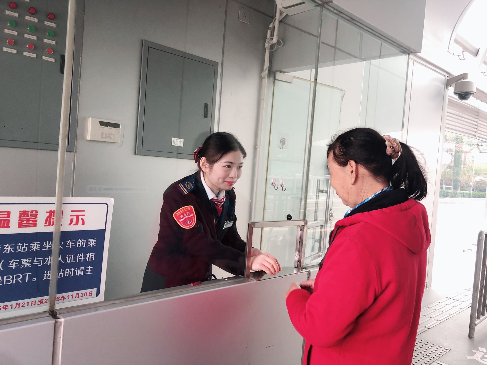 公交集团站务员热心服务收获乘客赞扬