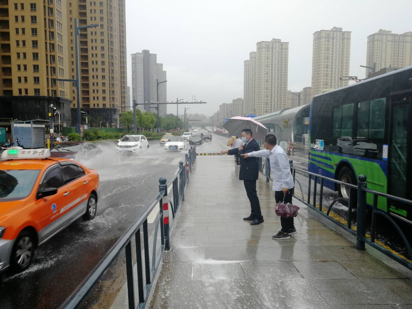 大雨来袭，快速公交事业部抗涝抢险全力以赴 为市民出行保驾护航！