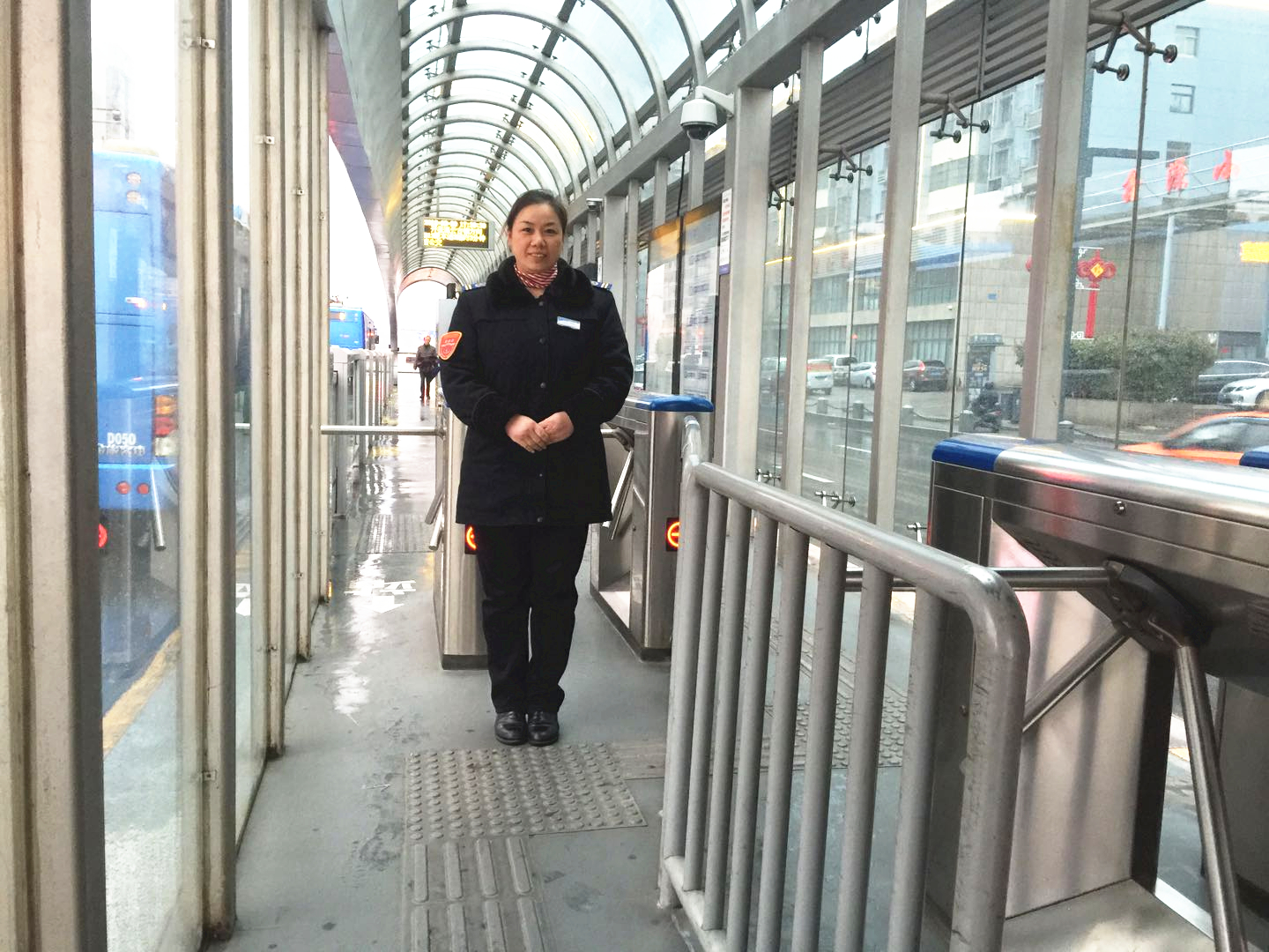 女生负气离家，细心站务员发现及时联系家人