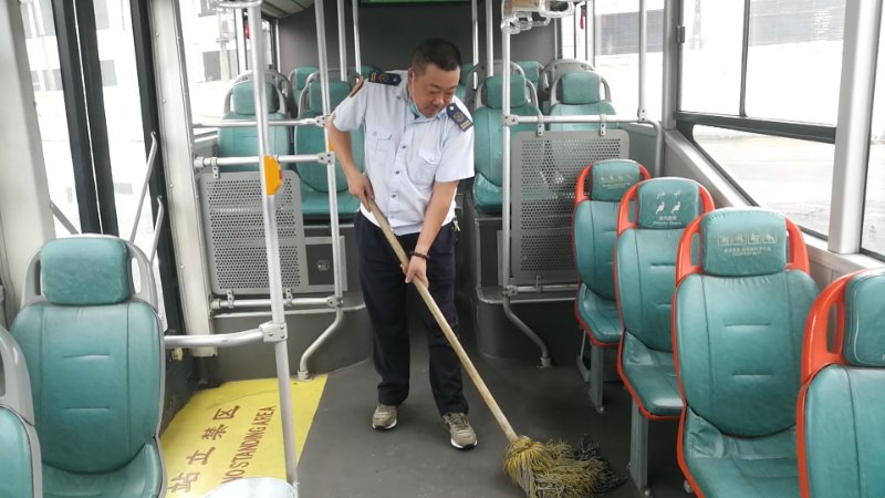 B12路驾驶员陶明根拾金不昧