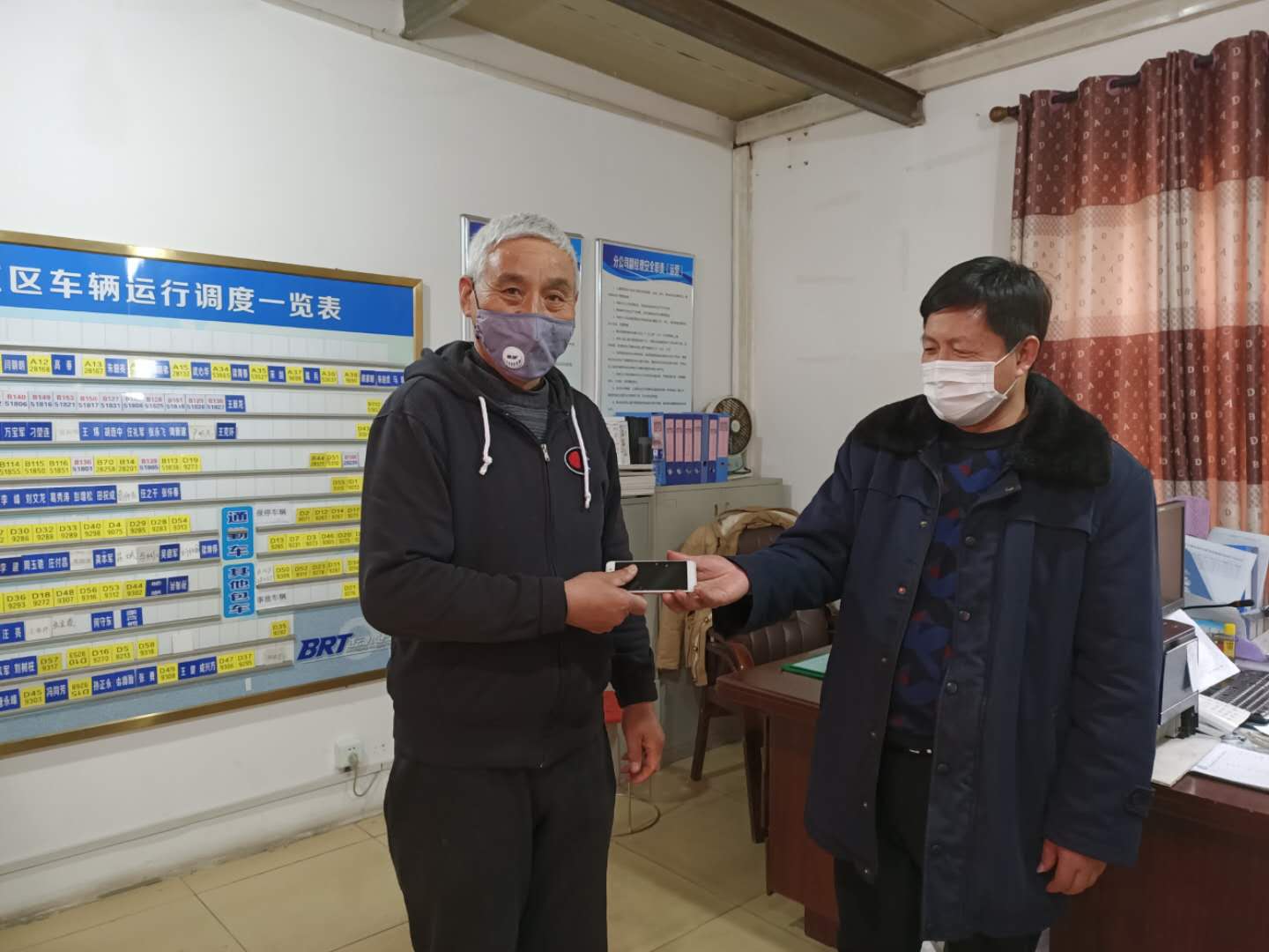 公交集团快速公交事业部调度员 帮乘客找手机获感谢