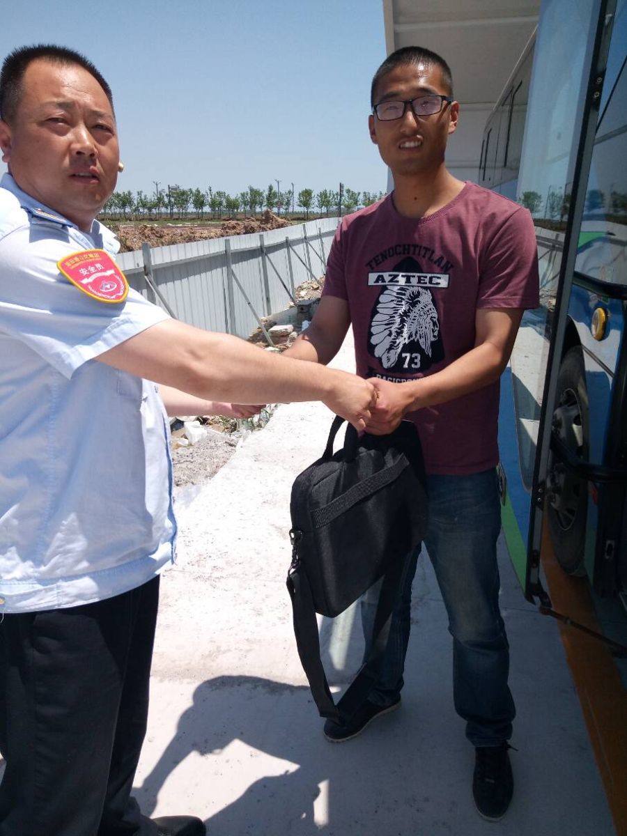 公交集团佳连公司50路驾驶员赵化兵拾金不昧