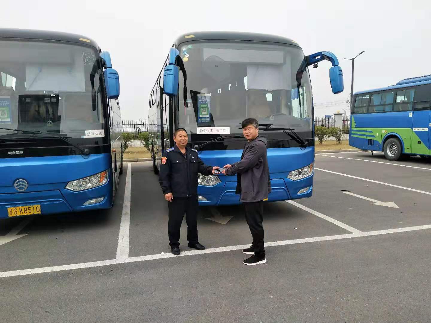 公交集团经营发展事业部盛虹石化通勤车驾驶员郭根江拾金不昧受表扬