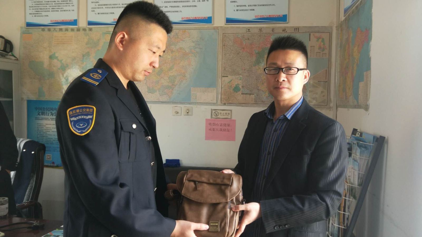 公交集团经营发展事业驾驶员孙建助人为乐受称赞
