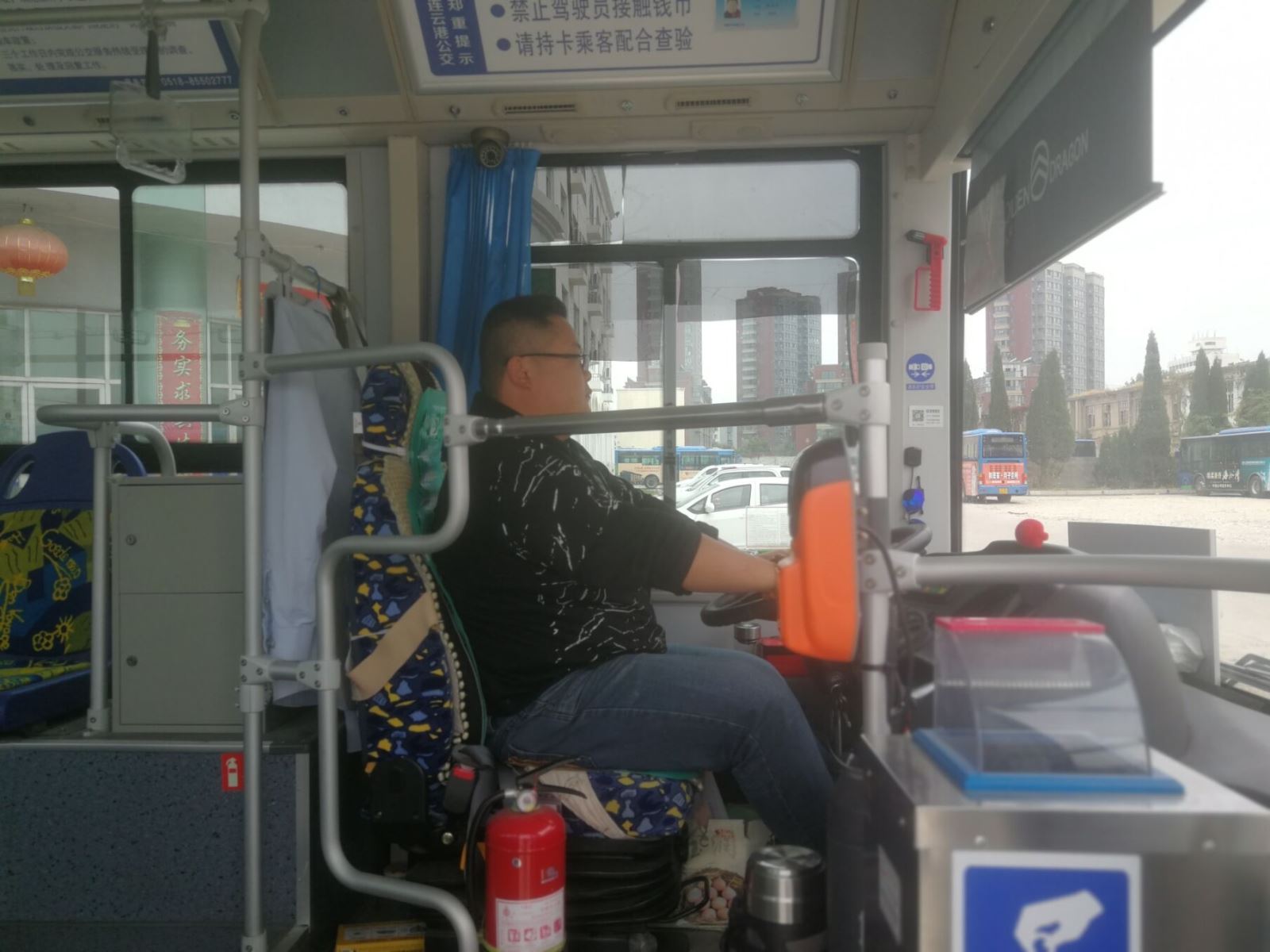 公交集团海通公交公司15路驾驶员索才云拾金不昧受表扬