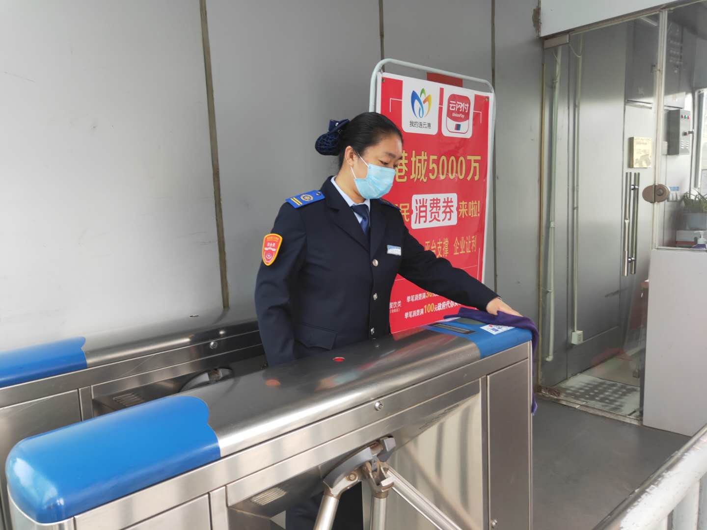 快速公交站务员帮助乘客获得感谢