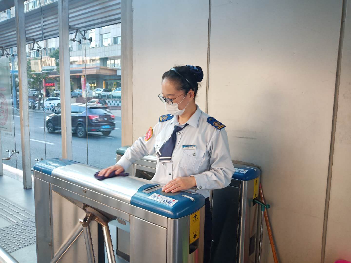 快速公交站务员帮助乘客收获满满感动