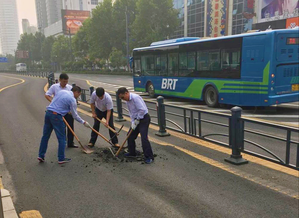 公交BRT西区车队修补路面传递正能量