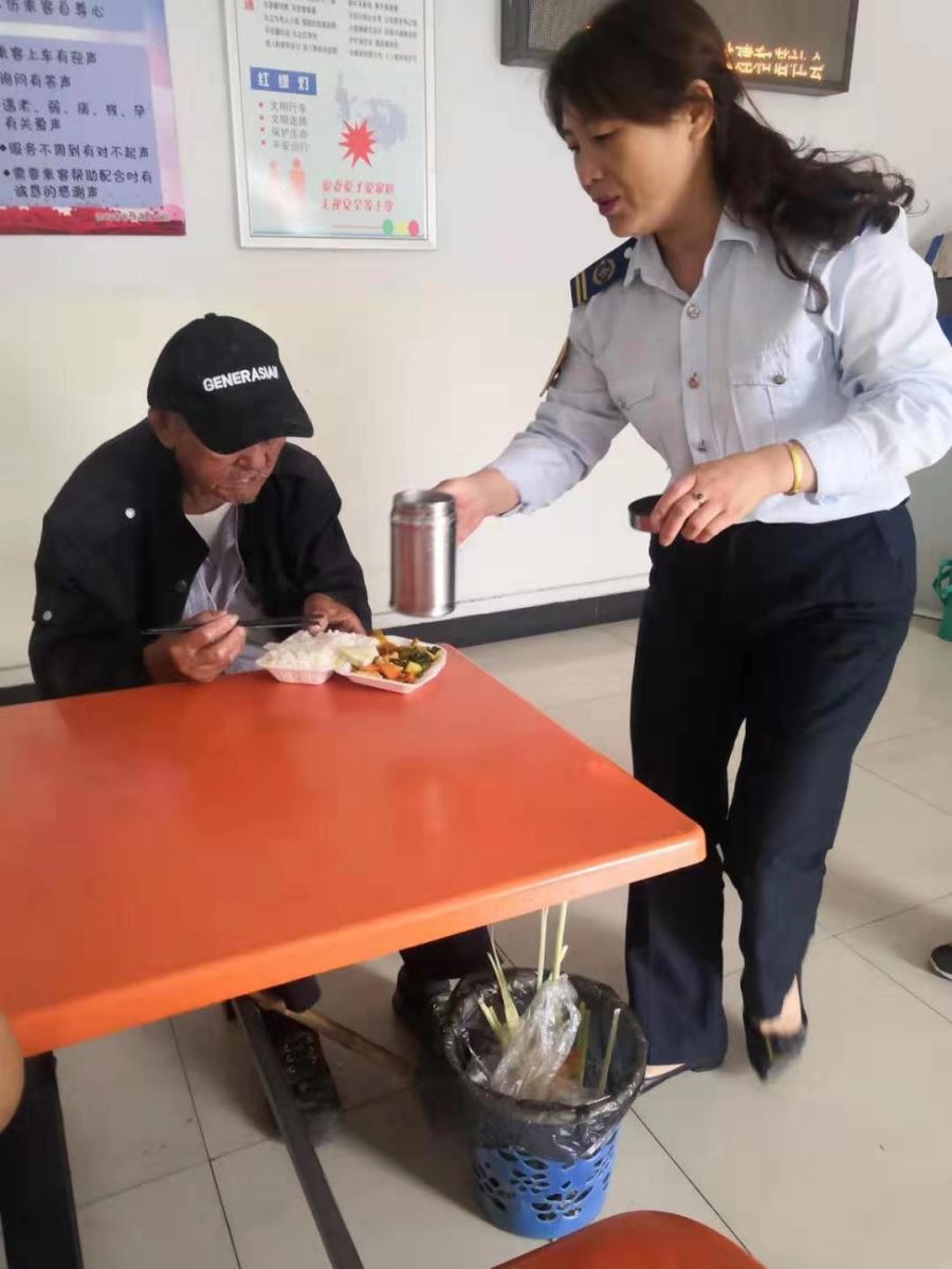 公交集团快速公交事业部驾驶员唐春贵帮助走失老人找到家人