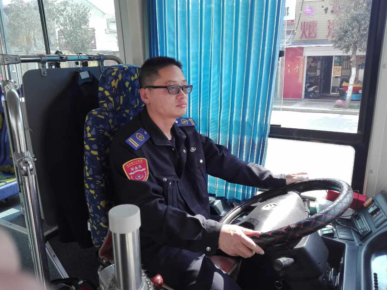 公交集团20路线驾驶员成刚送还乘客手机受表扬