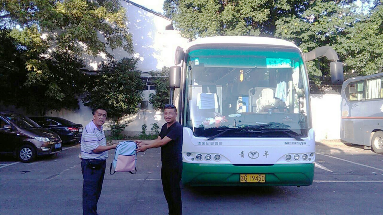 公交集团旅游公司苏G19450驾驶员伏胜忠助人为乐受点赞