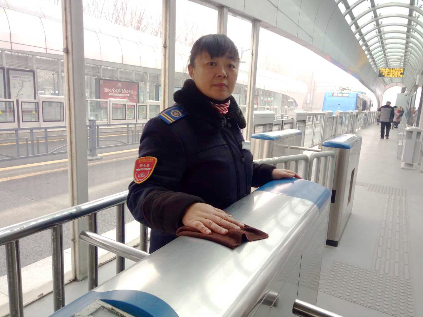 粗心乘客丢皮包 公交集团快速公交事业部站务员拾金不昧获点赞