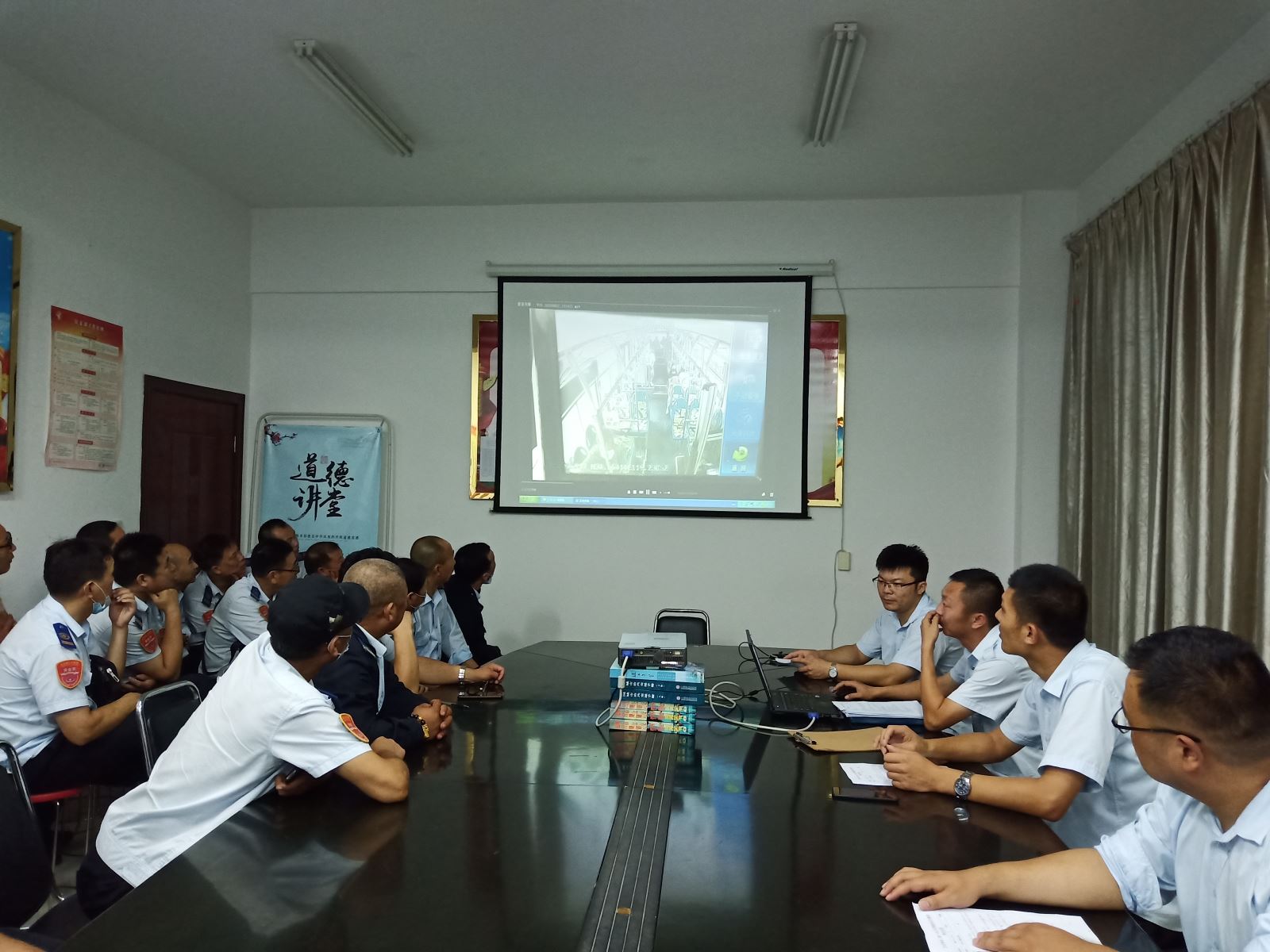 公交集团公交事业二部召开驾驶员安全会