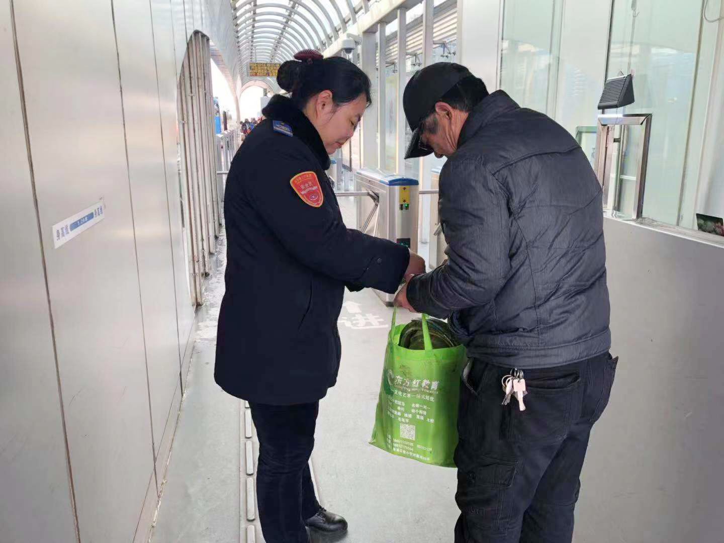爱心接力，站务员联手帮忙让母子团聚