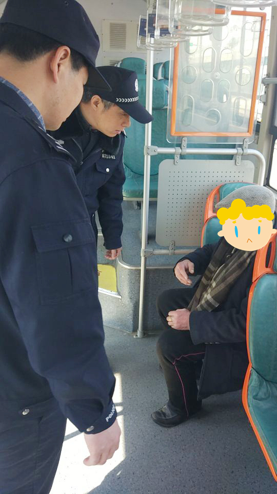公交集团快速公交事业部驾驶员王克环帮助迷路老人受表扬