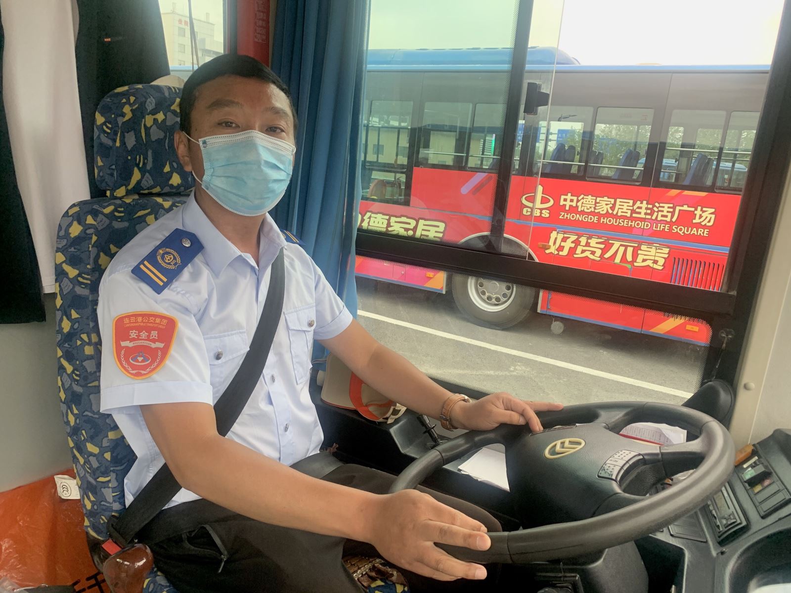 公交集团公交事业一部17路驾驶员王燕芝拾金不昧受表扬