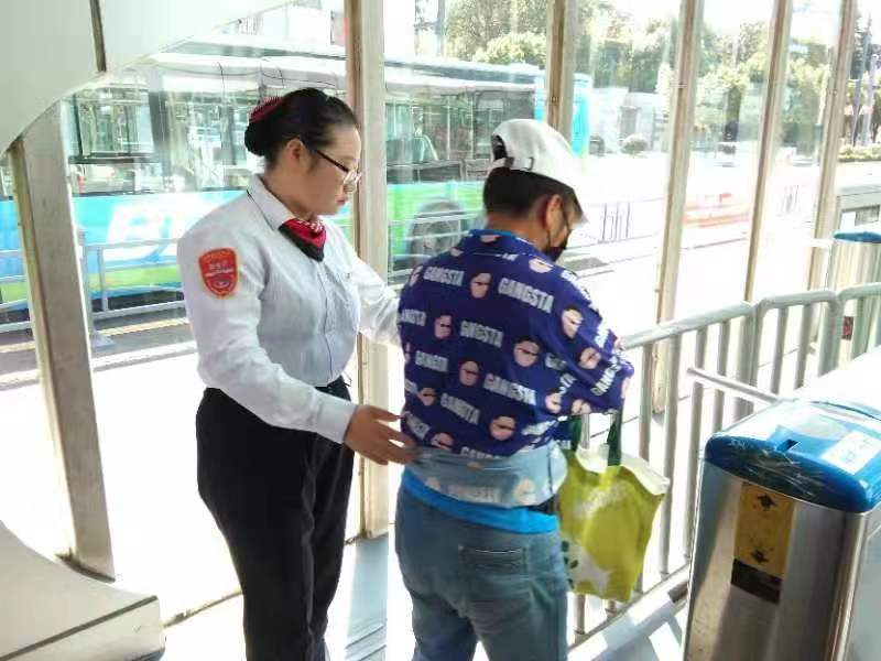 公交集团快速公交事业部站务员王旋热心助人受表扬