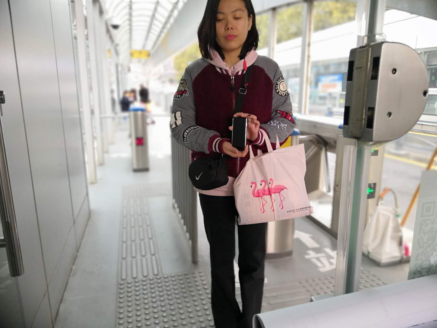 公交集团快速公司站务员杨廷凤帮助乘客找回丢失的苹果手机