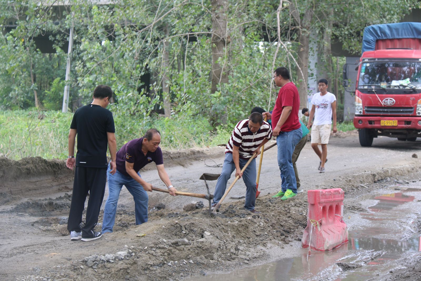 公交海州公司开展地面平整义务劳动工作