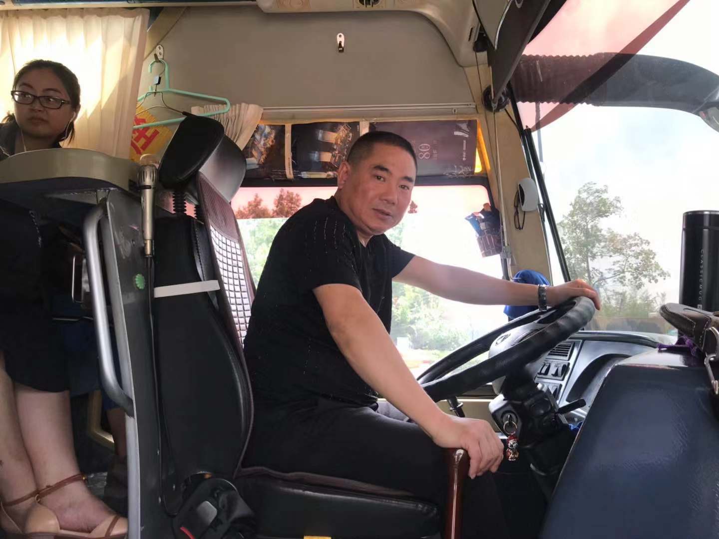 公交集团经营发展事业部驾驶员卞军助人为乐受表扬