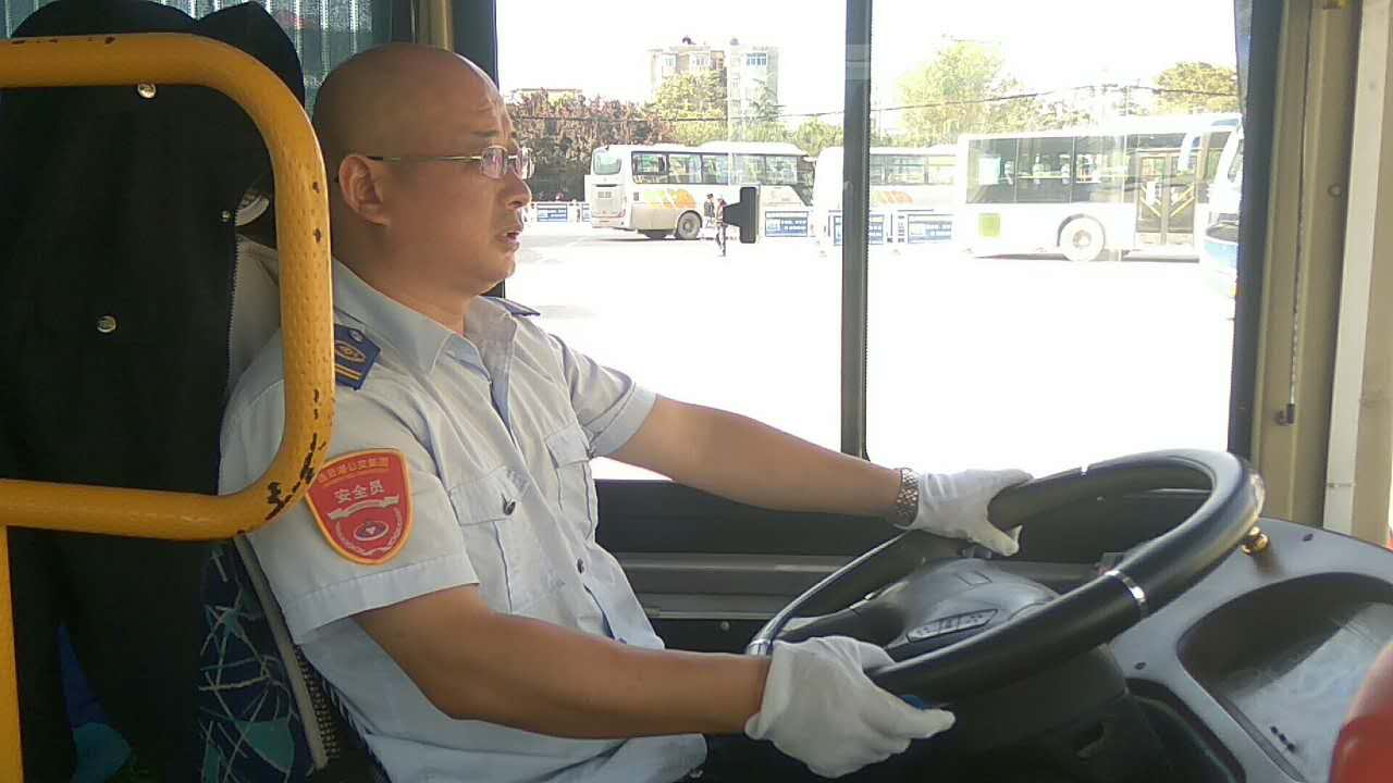 公交游8路驾驶员王元新归还乘客物品受表扬