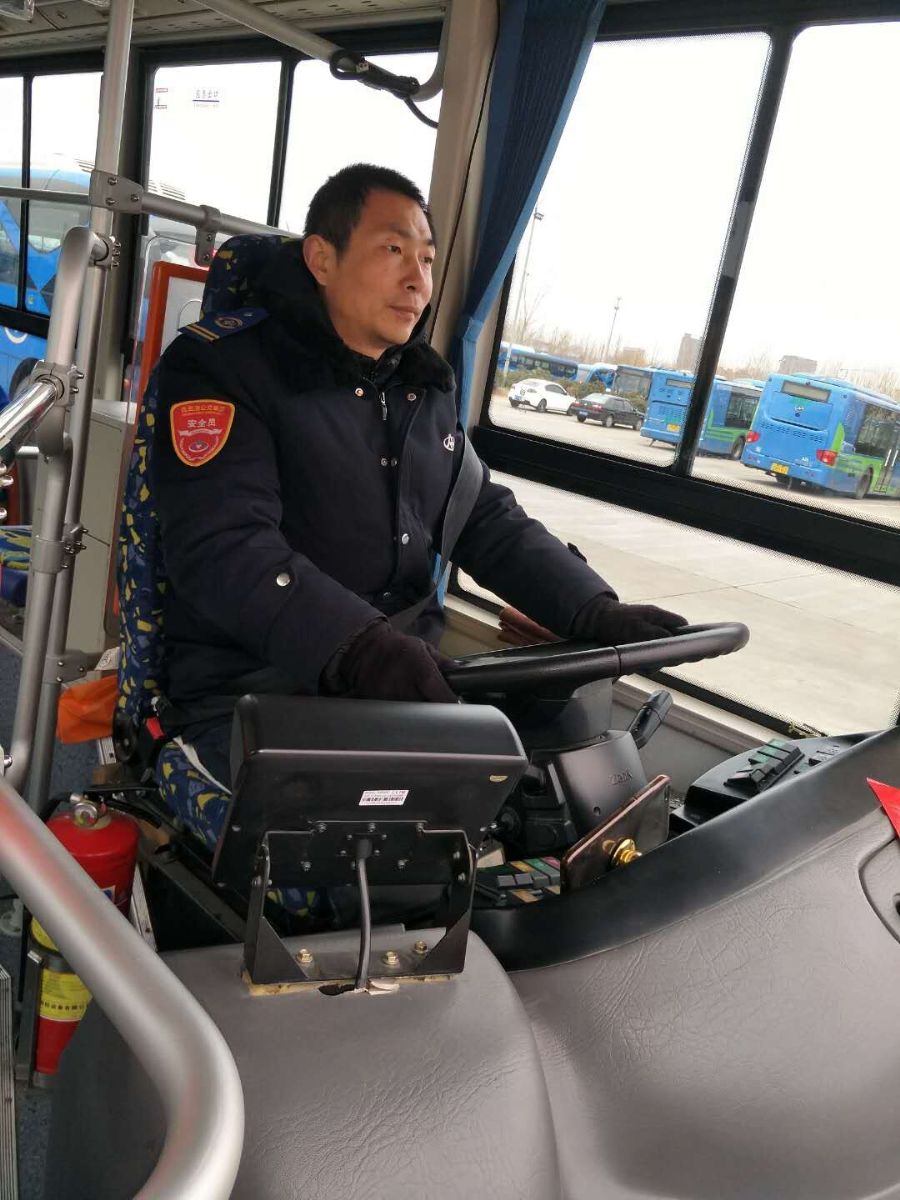 公交集团8路车驾驶员张兵热情服务受表扬