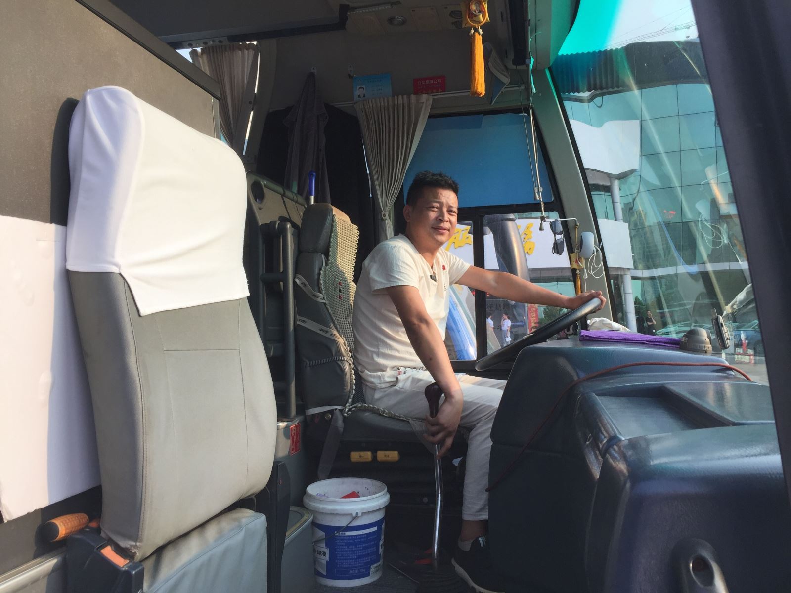 公交集团经营发展事业部驾驶员伏胜忠助人为乐受表扬