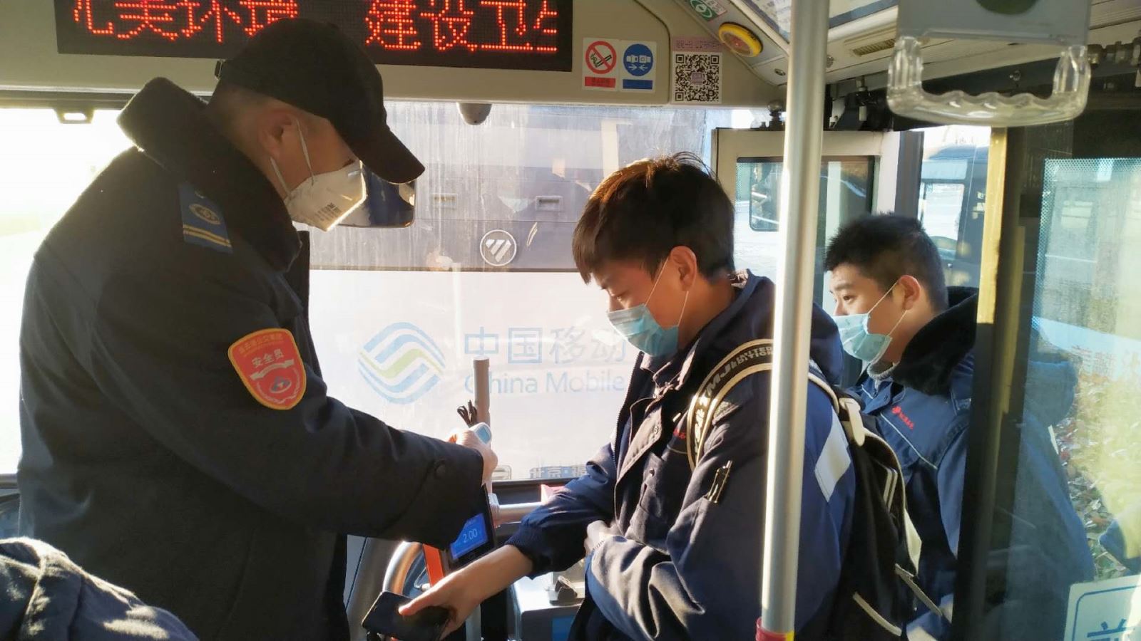 致敬疫情期间坚守岗位的公交人