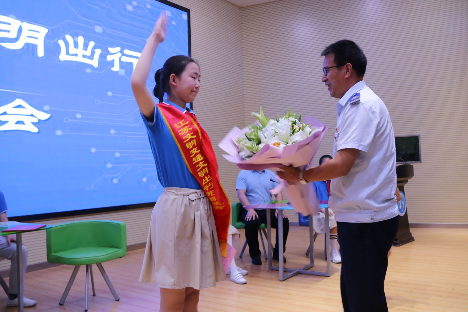 及市公交集团党委书记,总经理周文君一行来到海宁小学看望范梦茹同学