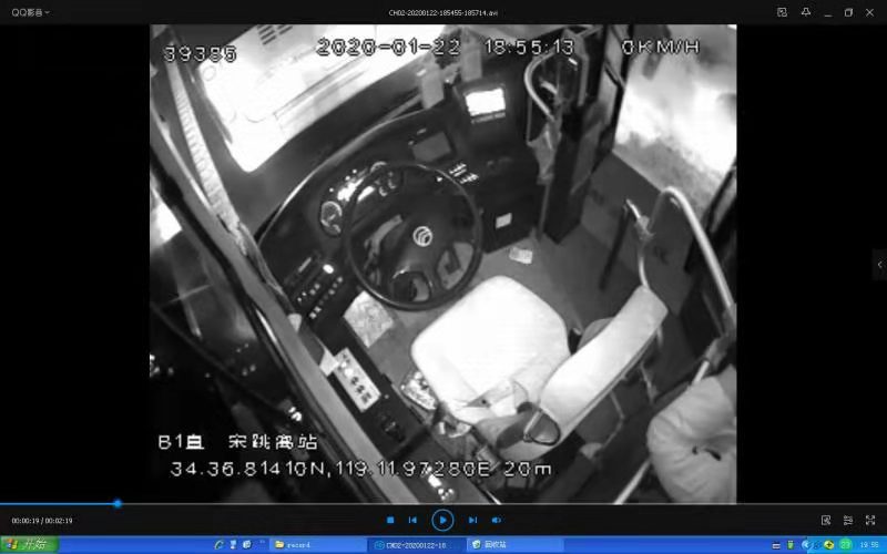 私家车行驶途中着火 公交司机接力停车救火