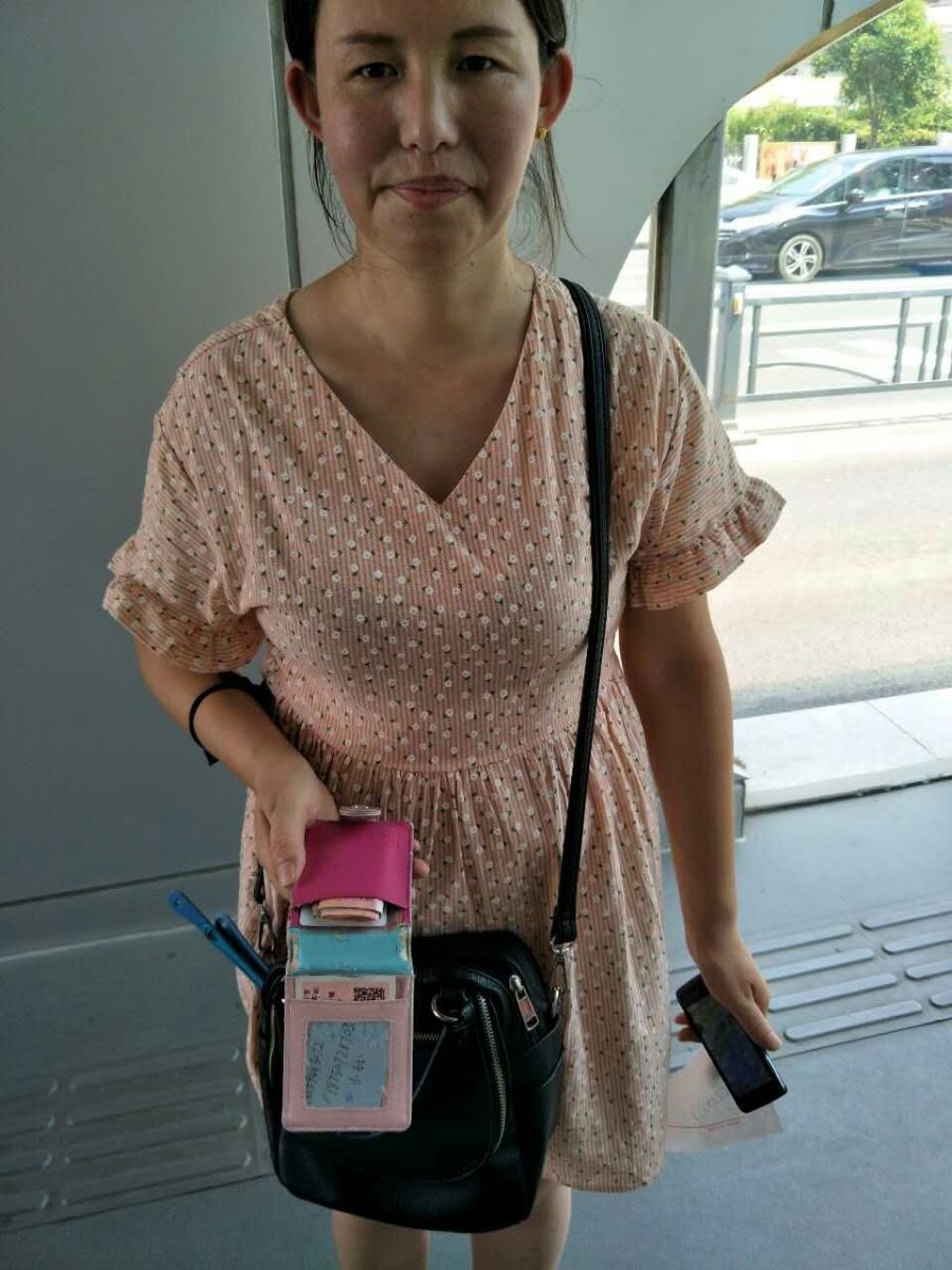 BRT站务员董淑艳、张倩合力帮助外地乘客找回钱包