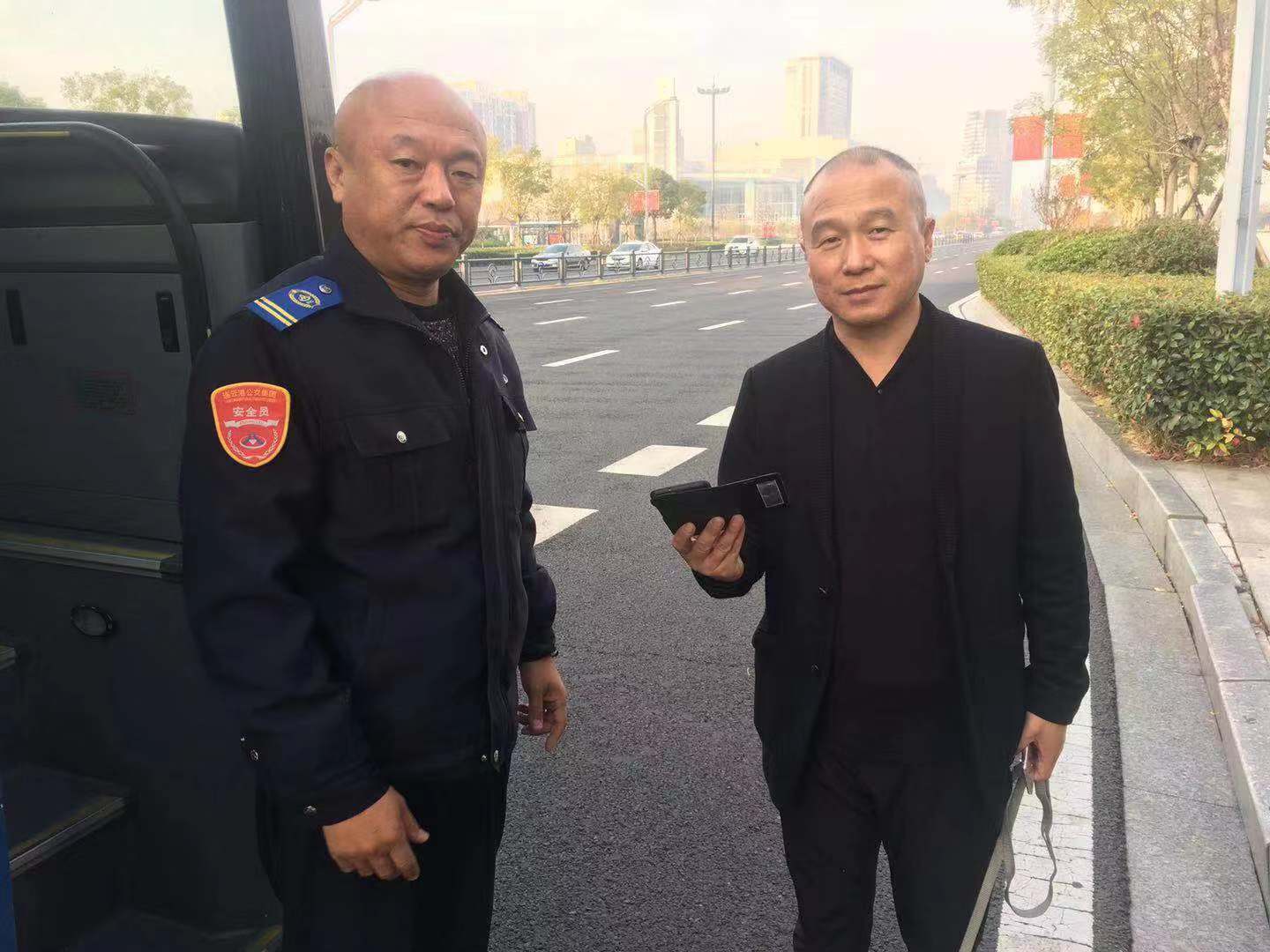 公交集团经营发展事业部机场线驾驶员尹晓军拾金不昧受表扬