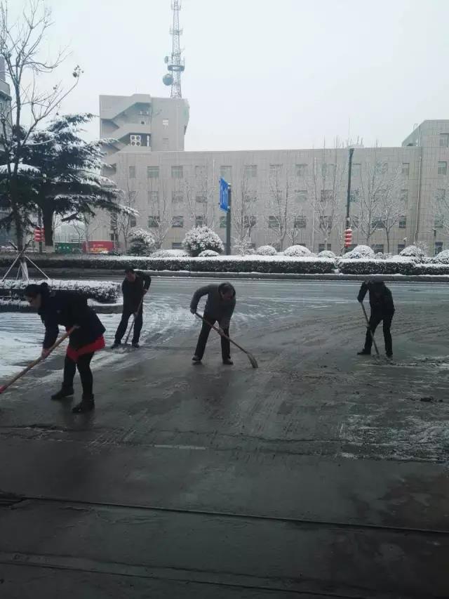 公交集团从容应对春运首场降雪