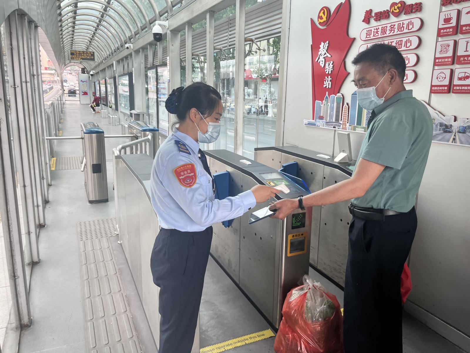 快速公交站务员热心帮助乘客