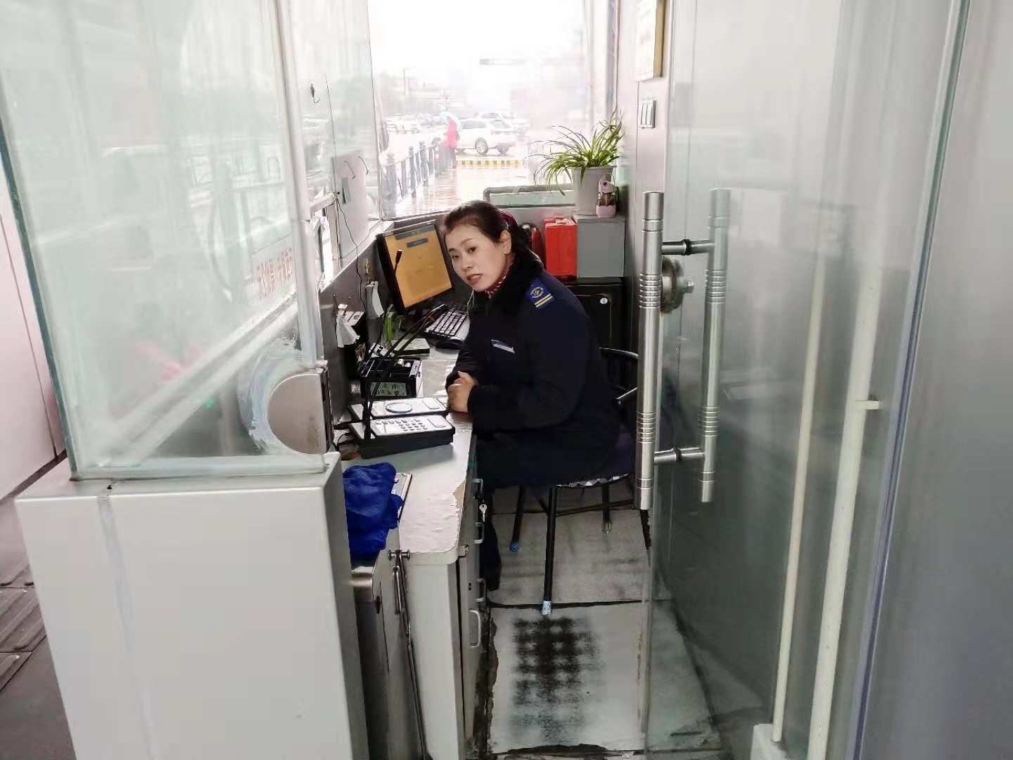 公交集团快速公司站务员拾金不昧受表扬